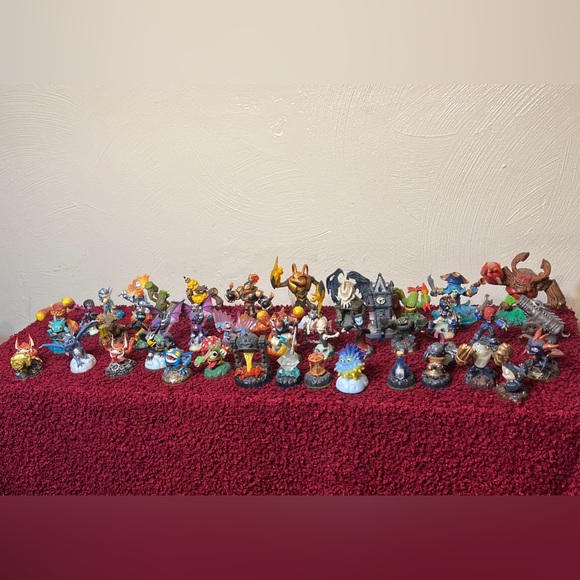 Skylanders Item Bundle of 43